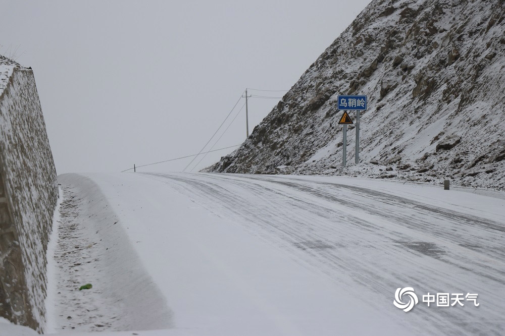 甘肃武威现降雪 致312国道乌鞘岭段道路结冰