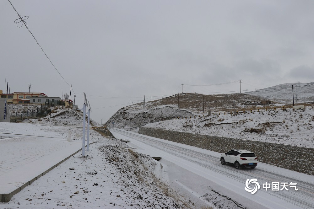 甘肃武威现降雪 致312国道乌鞘岭段道路结冰