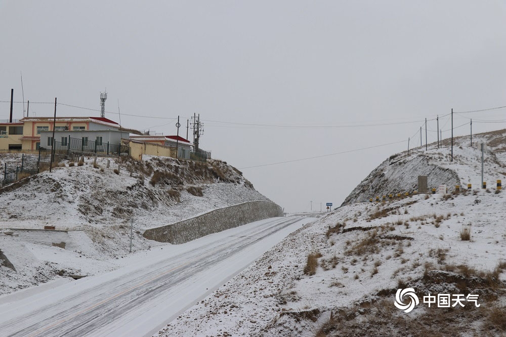 甘肃武威现降雪 致312国道乌鞘岭段道路结冰