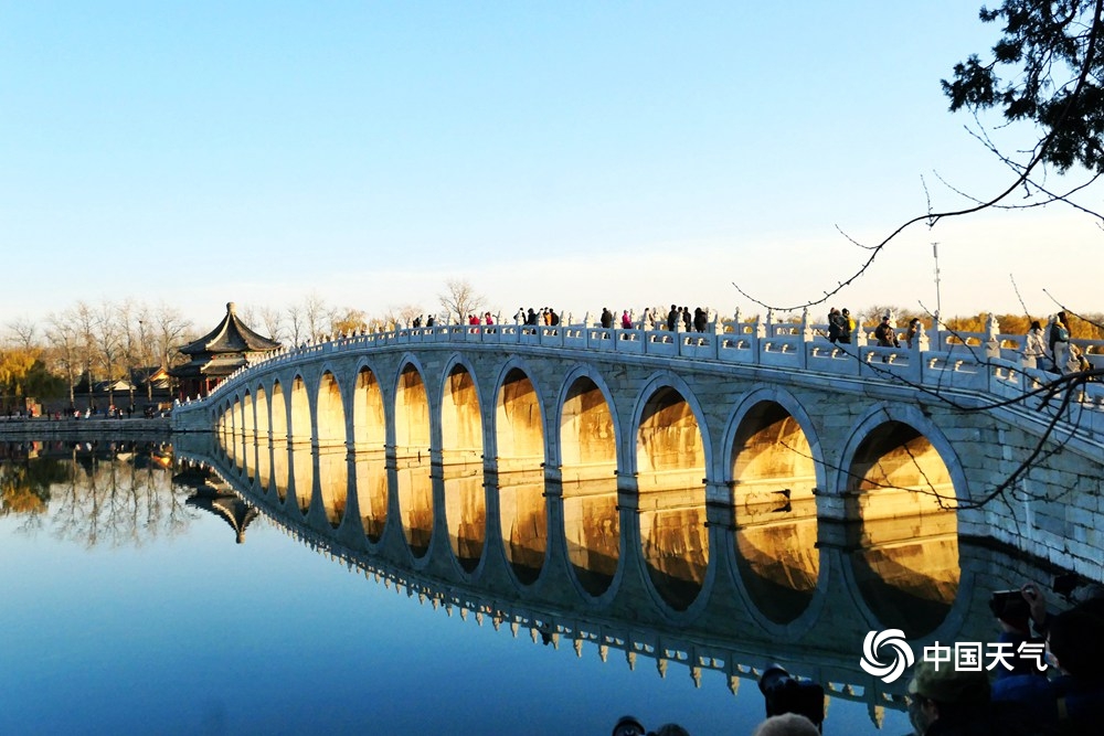 难得一见!北京颐和园现“金光穿洞”光影奇景