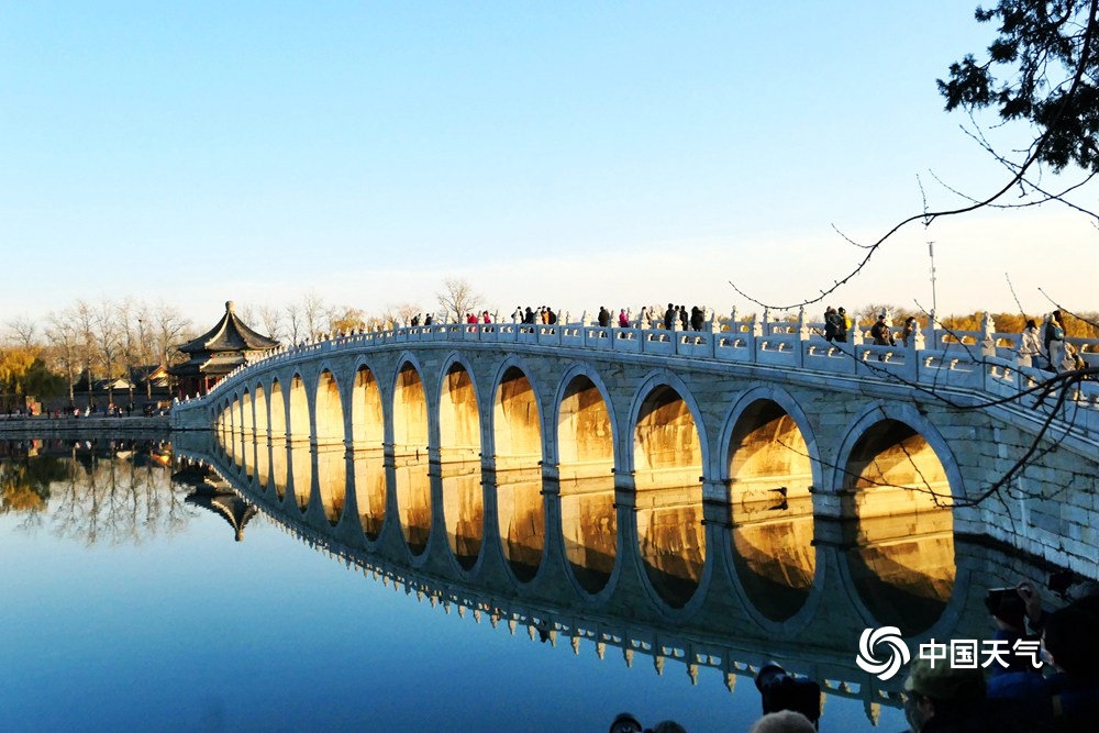 难得一见！北京颐和园现“金光穿洞”光影奇景