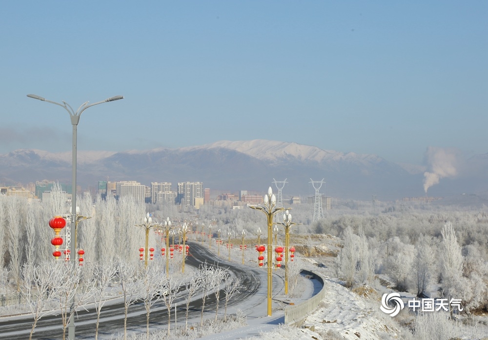 新疆阿勒泰现大面积雾凇景观 如临仙境