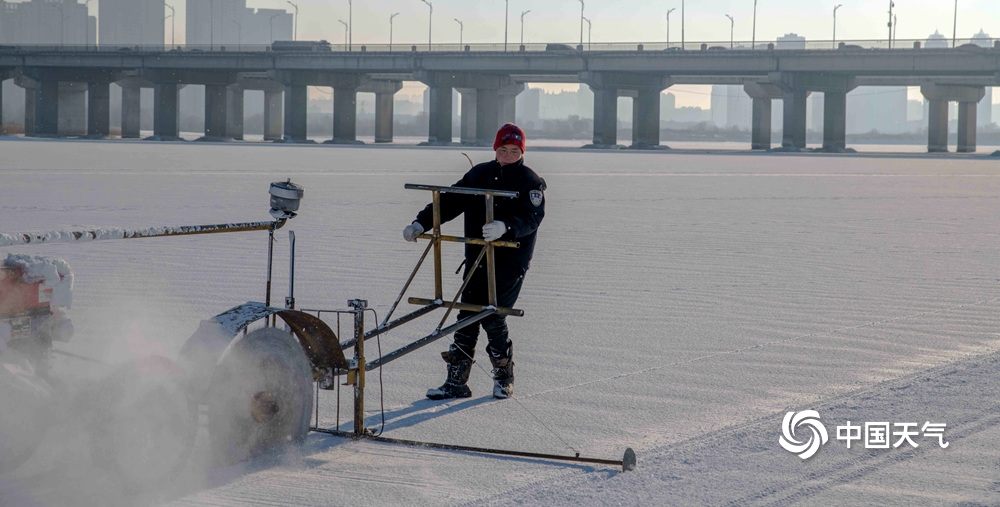 揭秘！一组图看哈尔滨采冰人如何“采冰造景”
