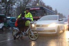 鄄城交警雨雪中全力护学
