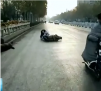不仅路面结冰致路人滑倒