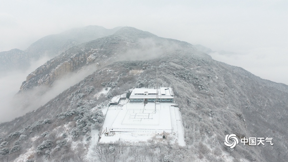 河南嵩山雪花飘 漫山银装景色绝佳