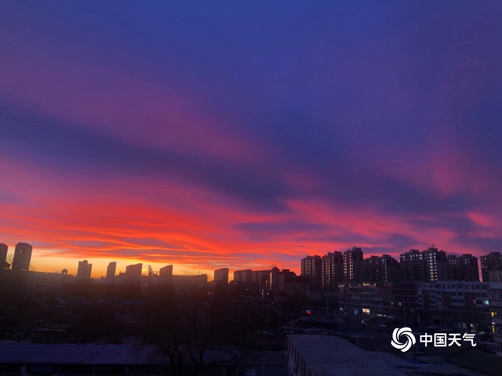 惊艳天空！内蒙古乌兰浩特火烧云绚烂夺目