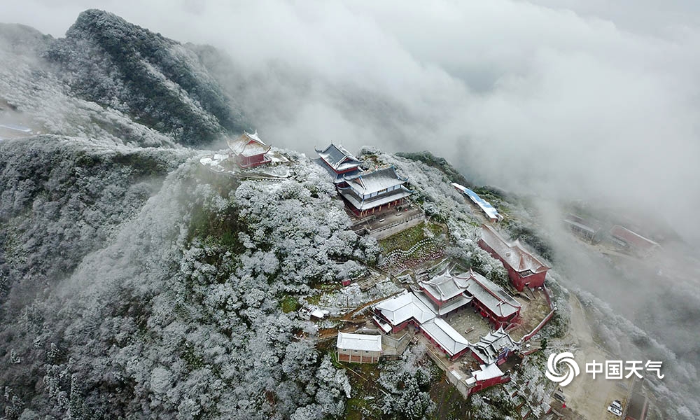 壮观！华蓥山宝鼎迎今冬初雪 雪后云雾缭绕宛如仙境