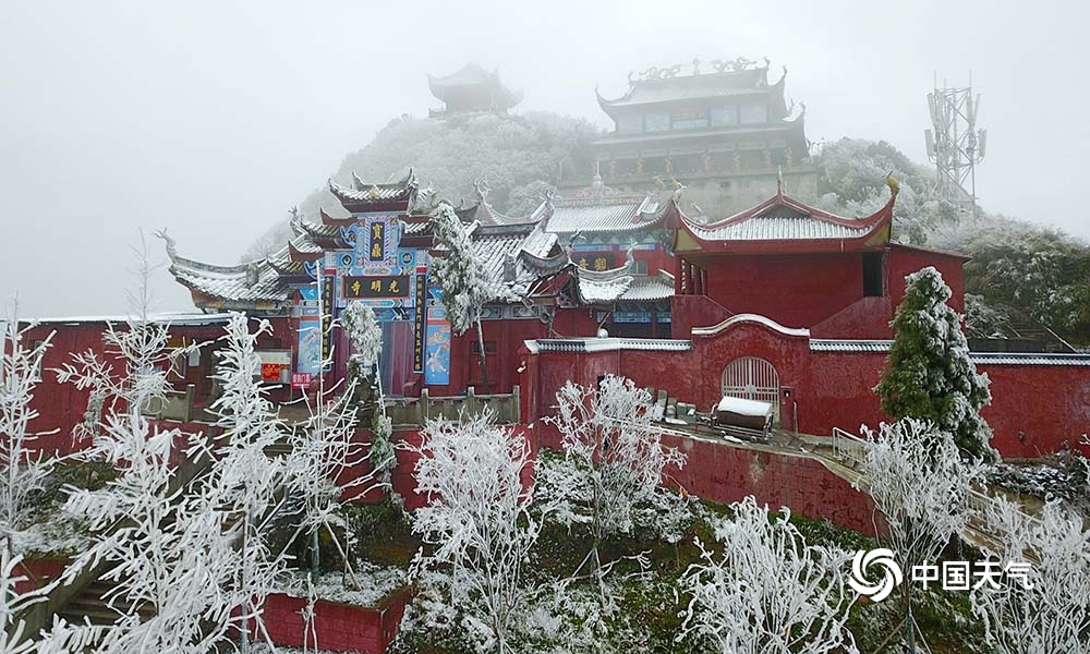 壮观！华蓥山宝鼎迎今冬初雪 雪后云雾缭绕宛如仙境