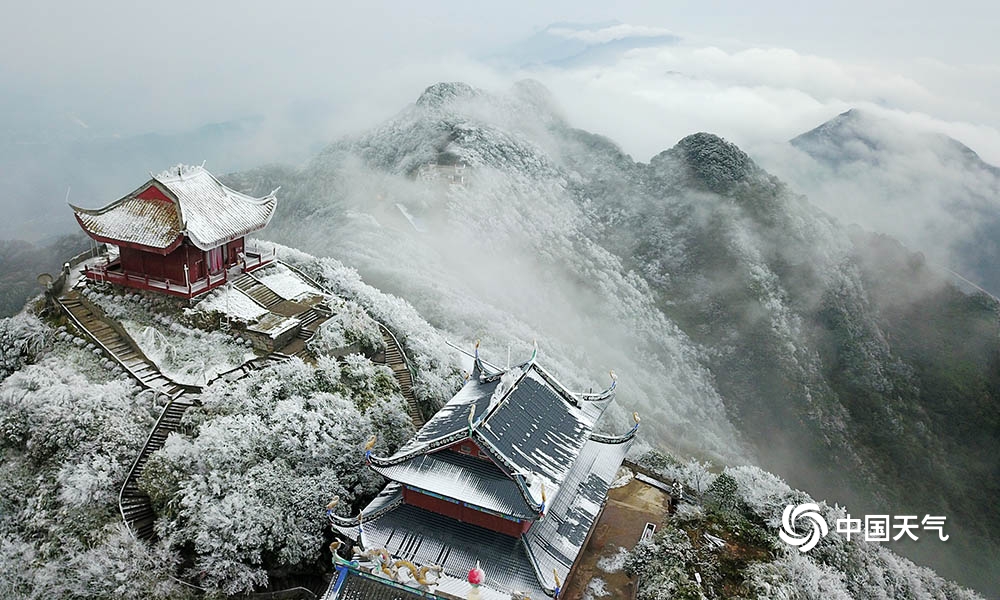 壮观！华蓥山宝鼎迎今冬初雪 雪后云雾缭绕宛如仙境