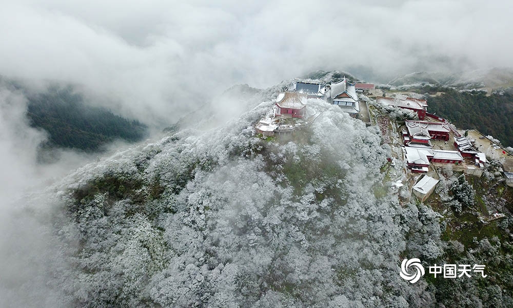 壮观！华蓥山宝鼎迎今冬初雪 雪后云雾缭绕宛如仙境