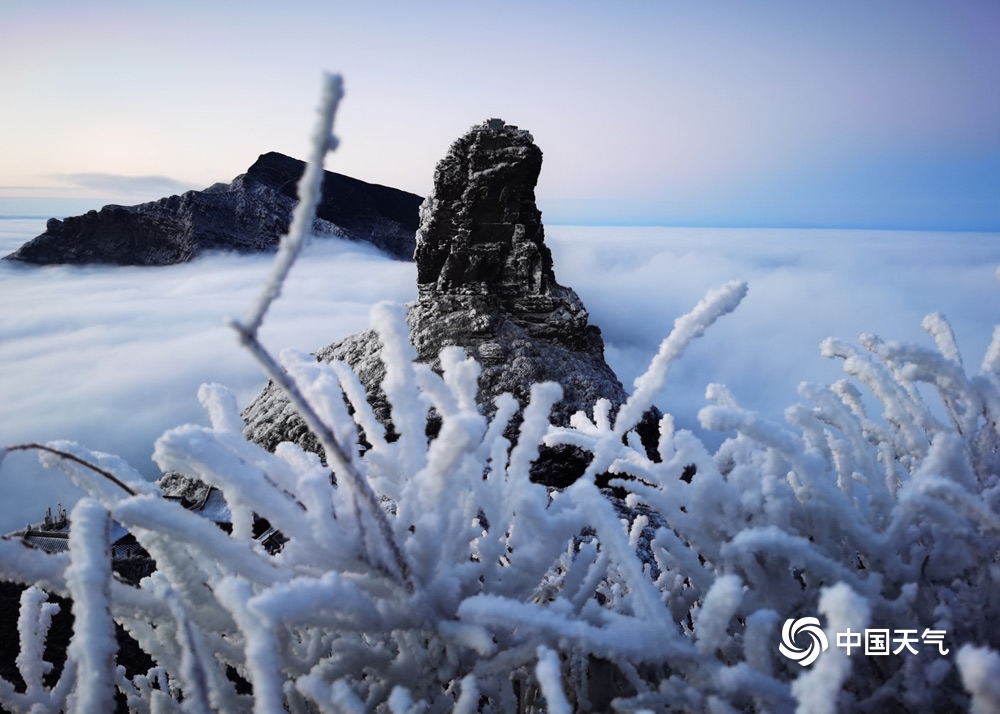 雪景云海相呼应 贵州梵净山如入仙境