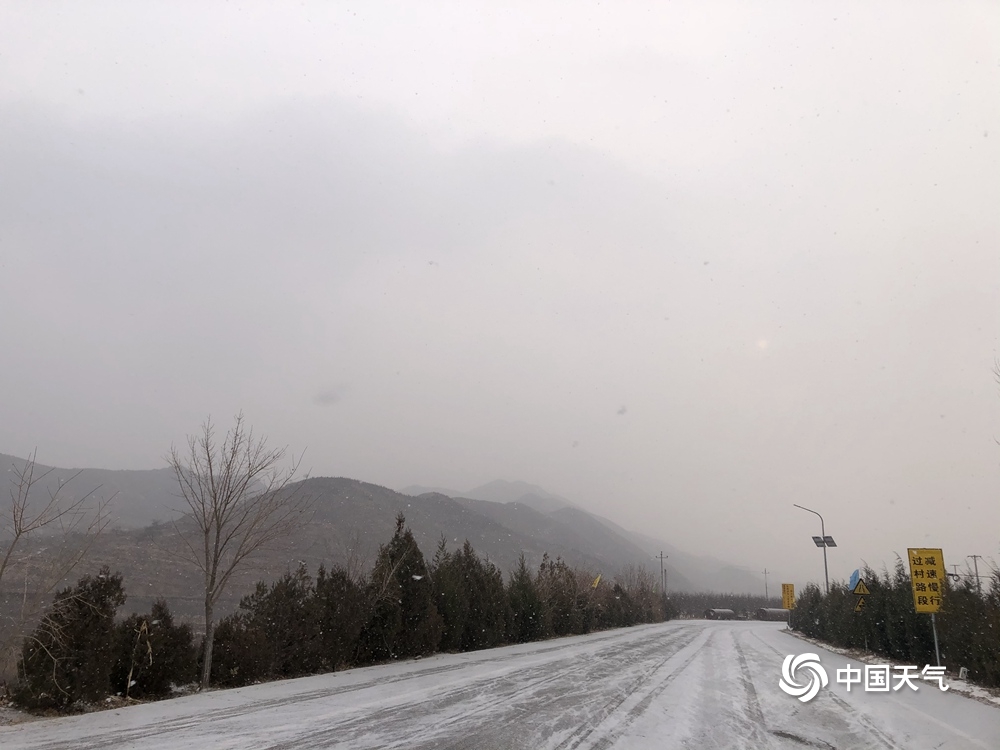 北京河北交界处部分山区现飞雪