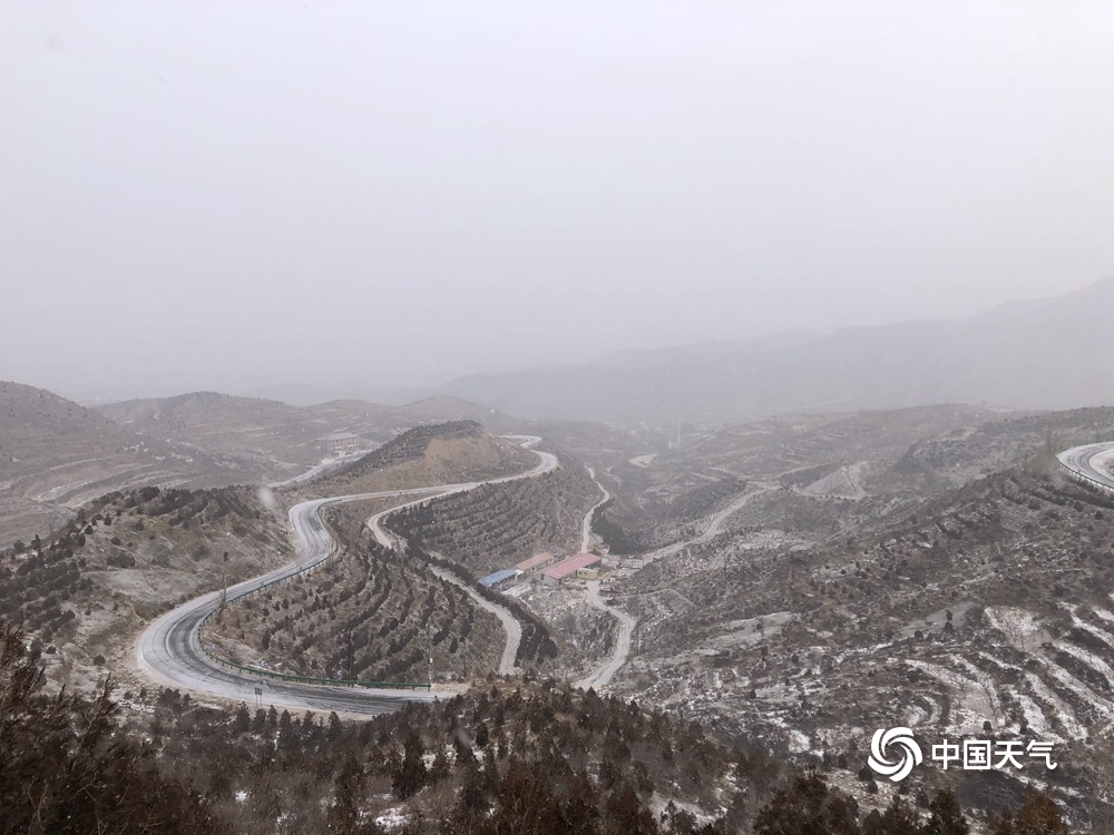 北京河北交界处部分山区现飞雪