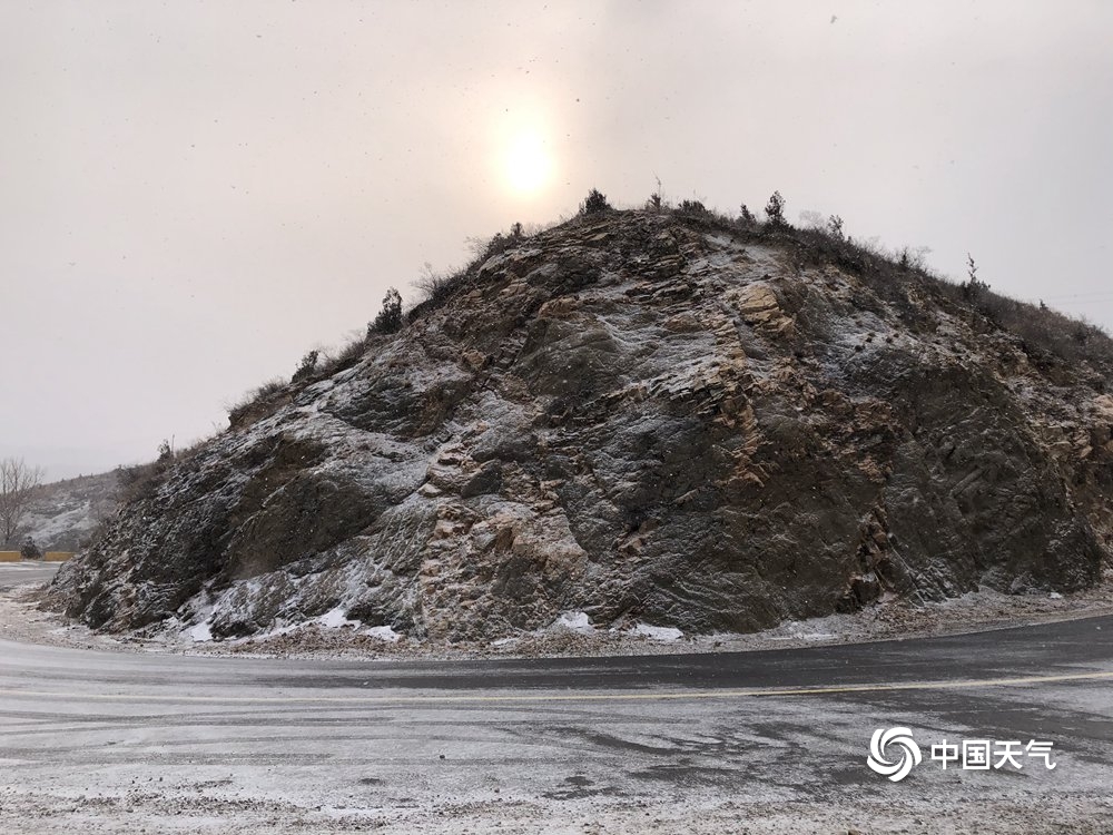 北京河北交界处部分山区现飞雪