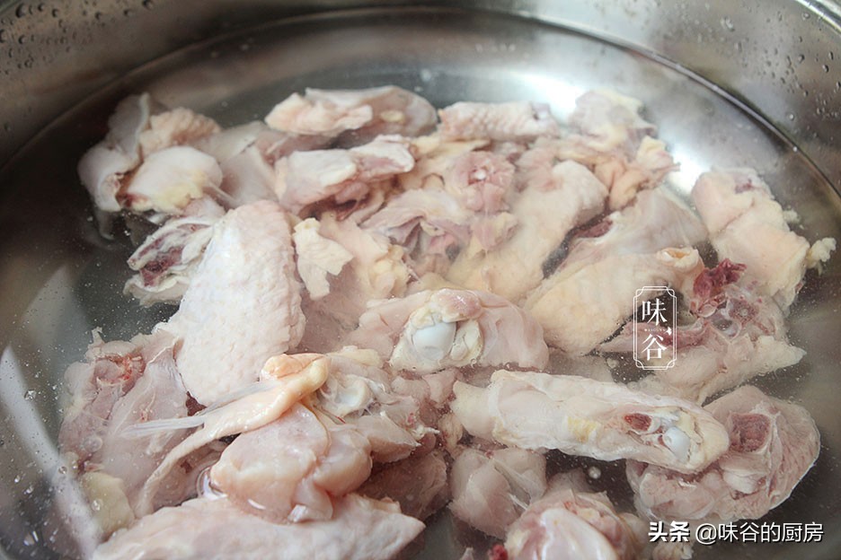 鸡肉这样做才真叫香，不放一滴水，鲜嫩味美，出锅汁都吃不剩