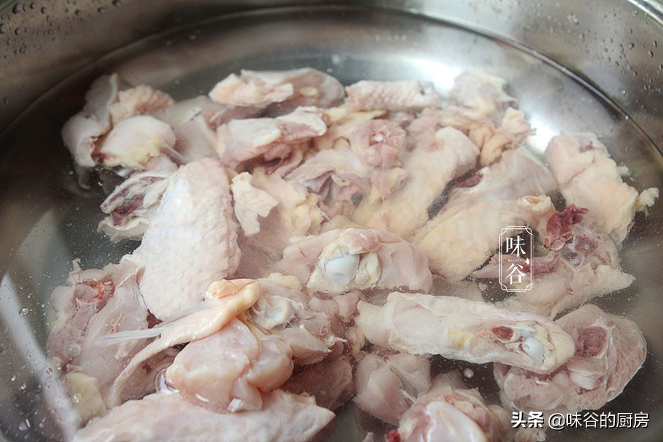 鸡肉这样做才真叫香,不放一滴水,鲜嫩味美,出锅汁都吃不剩
