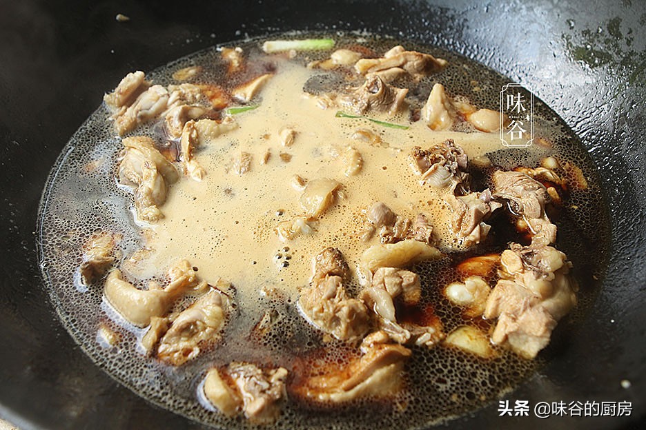 鸡肉这样做才真叫香,不放一滴水,鲜嫩味美,出锅汁都吃不剩