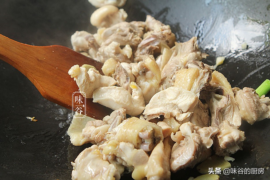 鸡肉这样做才真叫香,不放一滴水,鲜嫩味美,出锅汁都吃不剩