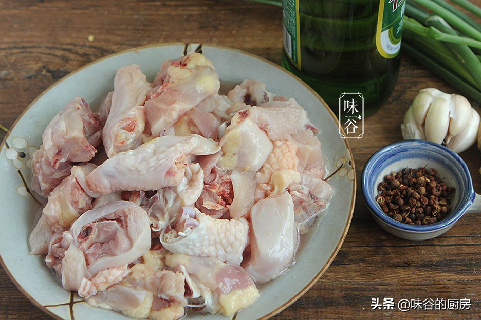 鸡肉这样做才真叫香,不放一滴水,鲜嫩味美,出锅汁都吃不剩