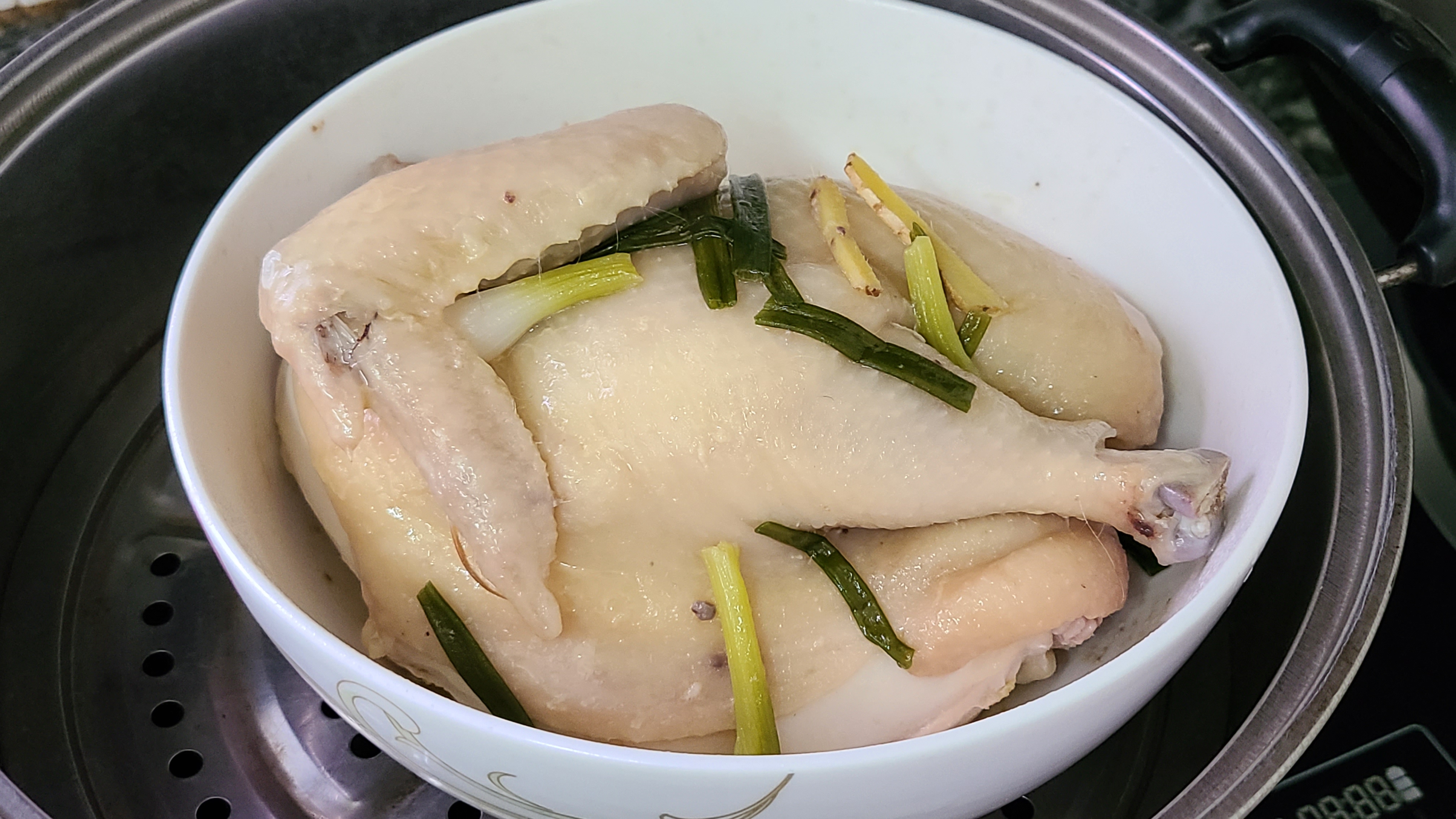 广东盐水鸡,皮滑肉嫩又好吃,这一道美味家常菜,看着就馋