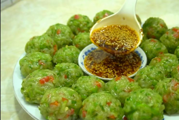 萝卜丸子新吃法,不加面粉不油炸,个个晶莹剔透给肉丸子也不换