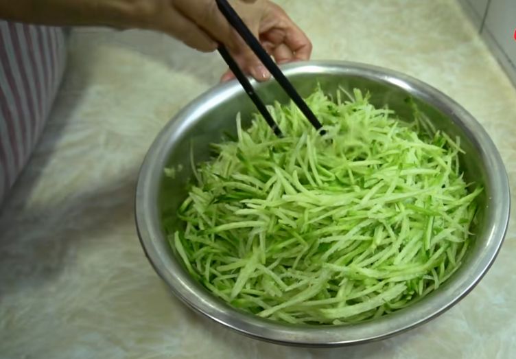 萝卜丸子新吃法,不加面粉不油炸,个个晶莹剔透给肉丸子也不换