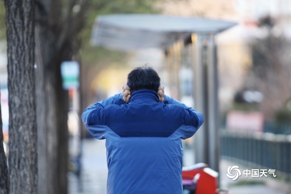 零下3.6℃！“大雪”日北京寒冷刺骨 行人“全副武装”