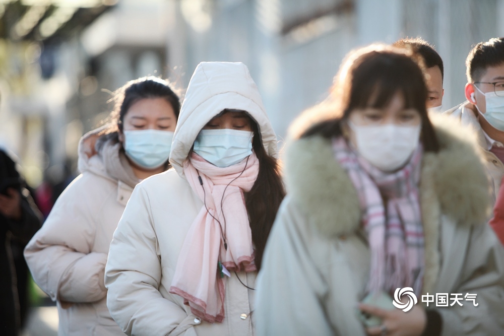 零下3.6℃！“大雪”日北京寒冷刺骨 行人“全副武装”