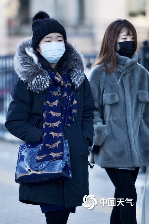 零下3.6℃！“大雪”日北京寒冷刺骨 行人“全副武装”