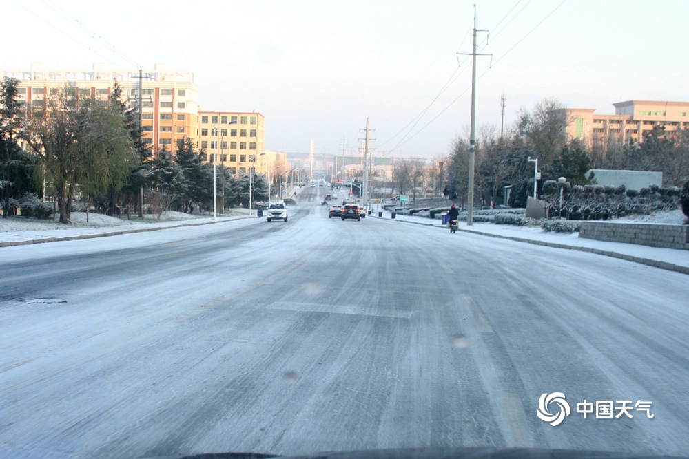 山东威海“大雪”迎雪 路面结冰影响出行