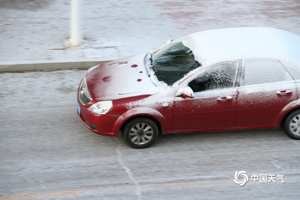 山东威海“大雪”迎雪 路面结冰影响出行