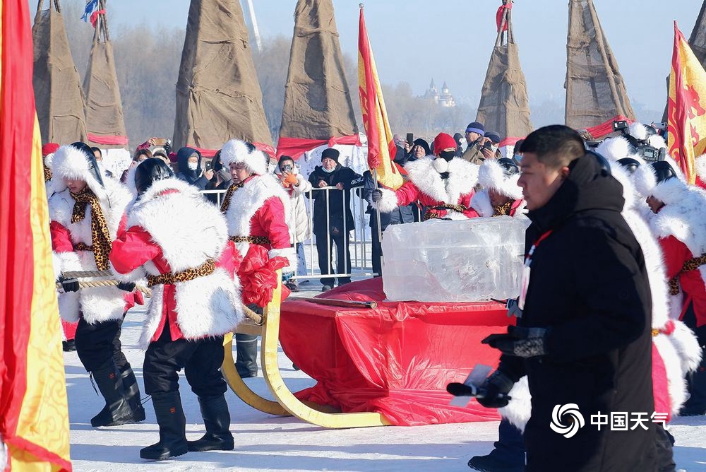 第二届哈尔滨采冰节盛大启幕 冰水煮饺子吊足游人胃口