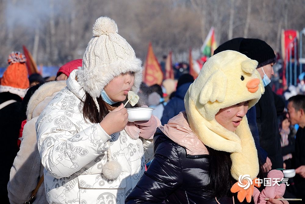 第二届哈尔滨采冰节盛大启幕 冰水煮饺子吊足游人胃口