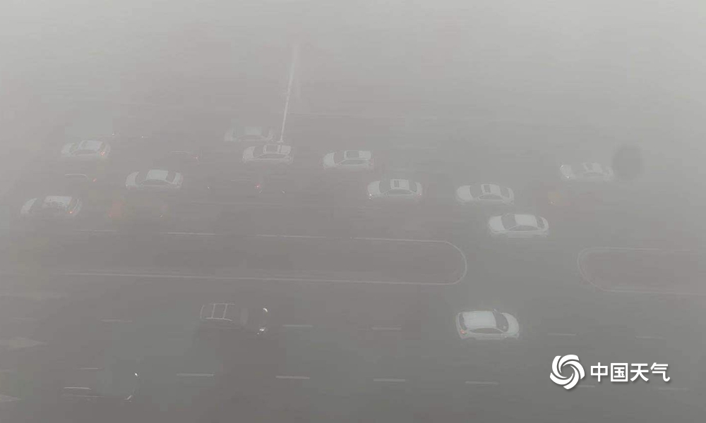 湖北襄阳浓雾锁城 局地能见度不足一百米