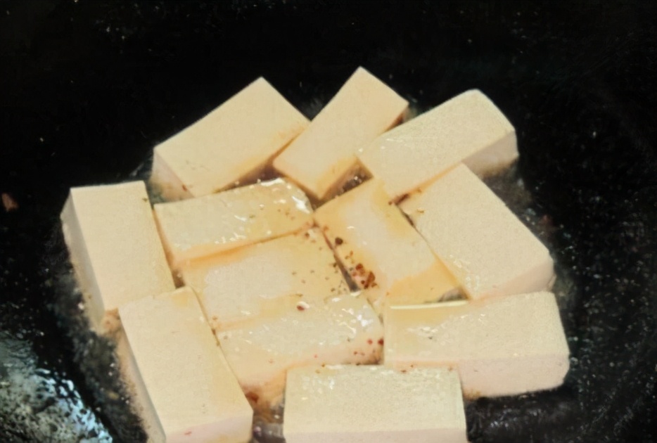 煎豆腐时，不要直接下油锅，多加这一步，豆腐不碎不粘锅