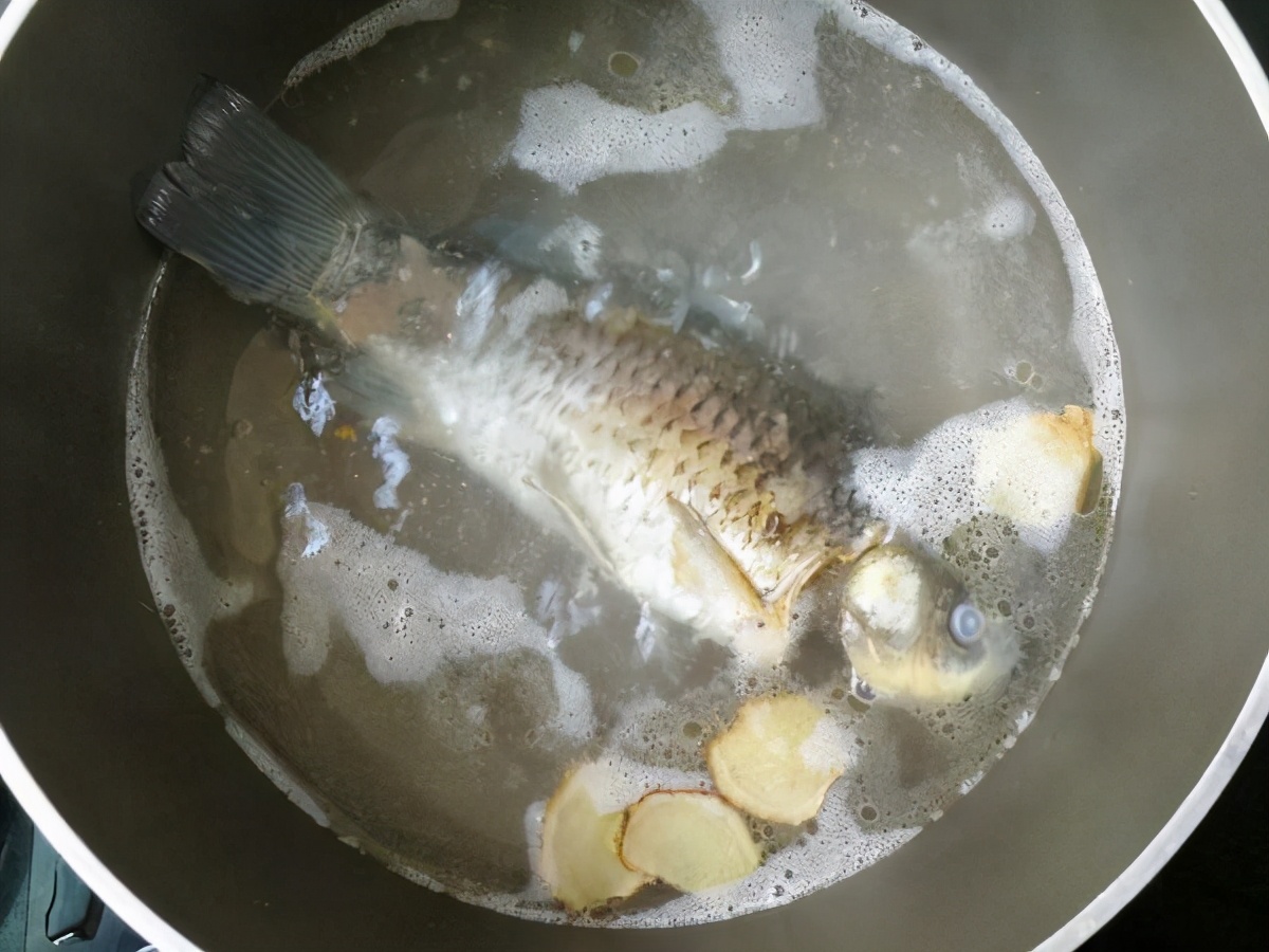 不管是炖什么鱼,最忌讳放的是这“两种料”,否则鱼腥味大又难吃