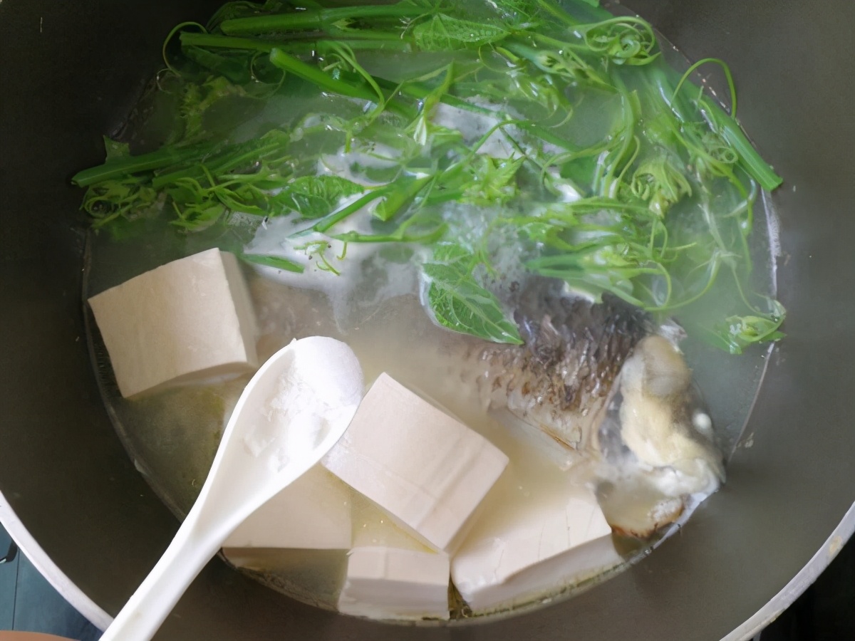 不管是炖什么鱼,最忌讳放的是这“两种料”,否则鱼腥味大又难吃