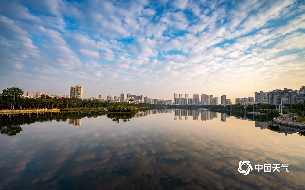 张张大片！广西南湖水天一色 云霞绕城美如画