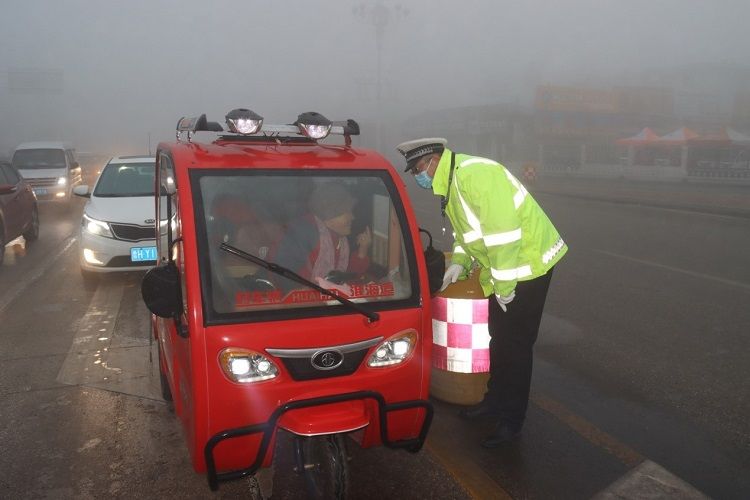 济宁曲阜交警大队做好大雾天气道路交通安全工作