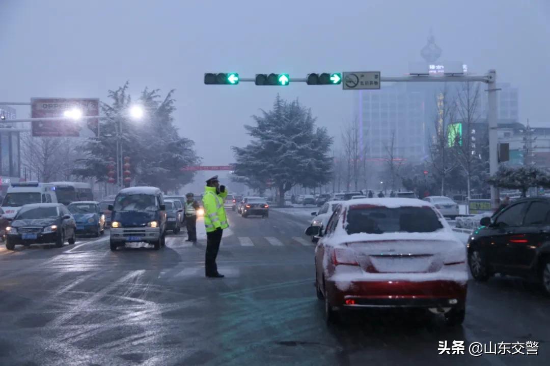 风雨雾雪冰等恶劣天气行车安全大大降低，山东交警提醒您，请小心驾驶、减速慢行！