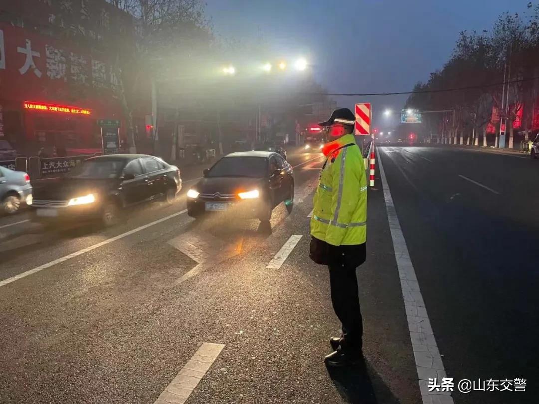 风雨雾雪冰等恶劣天气行车安全大大降低，山东交警提醒您，请小心驾驶、减速慢行！