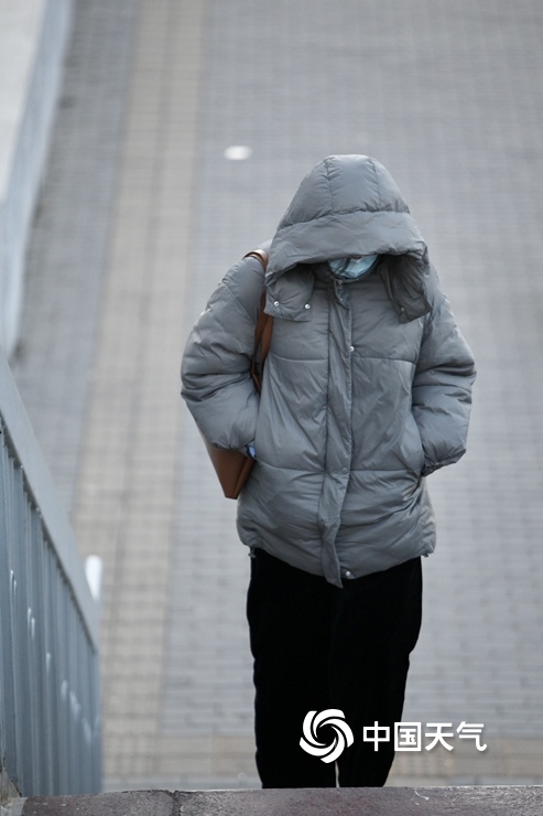 零下10.3℃!今晨北京气温创新低 街头羽绒服成“标配”