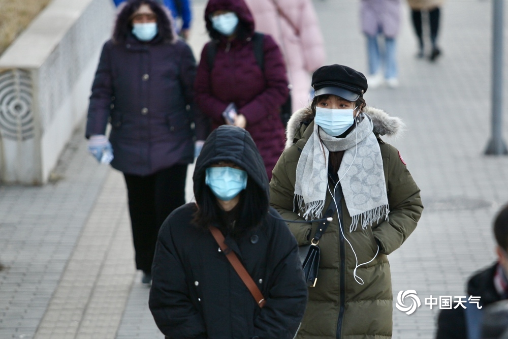 零下10.3℃!今晨北京气温创新低 街头羽绒服成“标配”