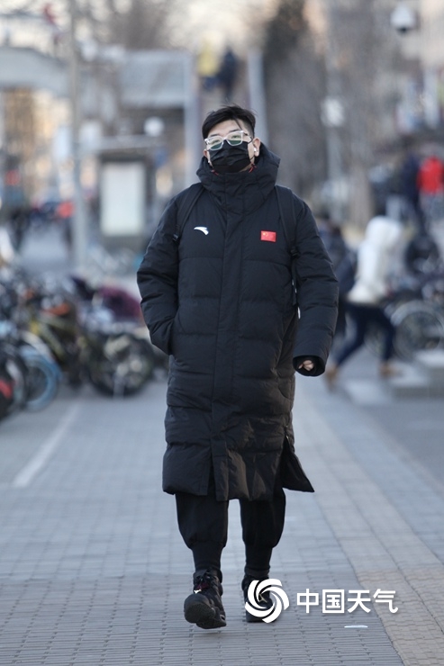 零下10.3℃！今晨北京气温创新低 街头羽绒服成“标配”