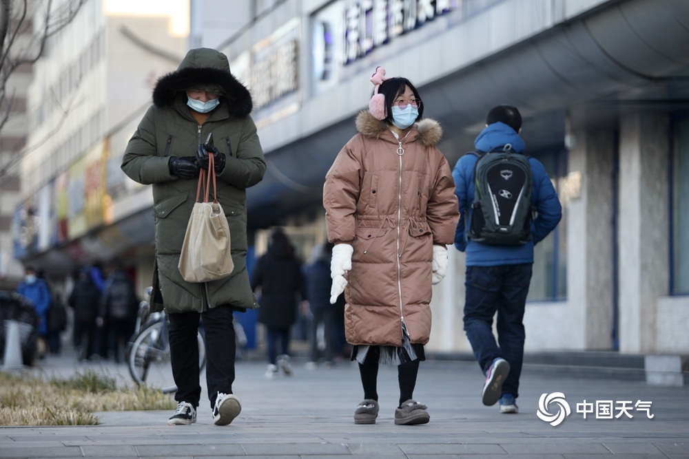 零下10.3℃！今晨北京气温创新低 街头羽绒服成“标配”