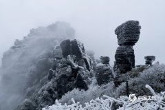 贵州梵净山景区出现小雪