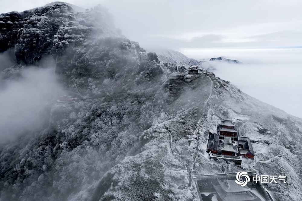 好美！雪后的梵净山变身“黑白世界”