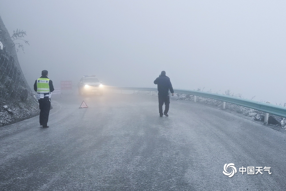强冷空气影响贵州现降雪 多地道路结冰影响出行