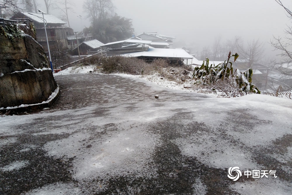 强冷空气影响贵州现降雪 多地道路结冰影响出行